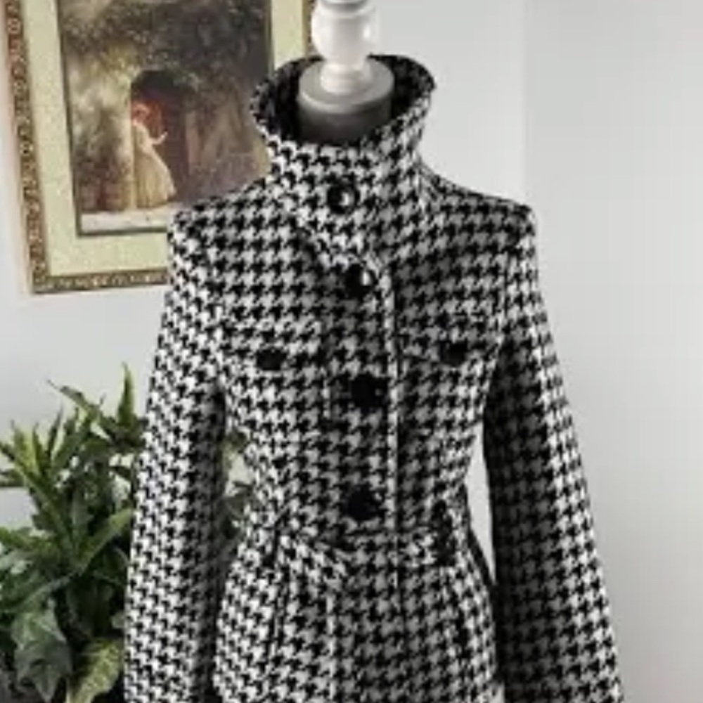 LASO KISS COAT SIZE LARGE with belt, 2 pocket. Brand new no tag.